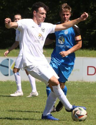 Der Rohrhöfer Angreifer Nico Reffert (l.) ist vor dem Kapitän der Ketscher, Christopher Ries, am Ball.
