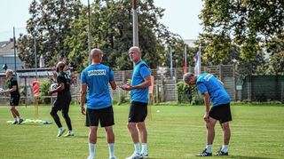 „Wenn es nicht läuft, muss man mehr trainieren“: SVW-Coach Marco Antwerpen (r.) mit Fitnesstrainer Dirk Stelly. Links Julian Rieckmann und Terrence Boyd.