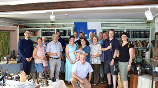 Abschiedsfoto mit Besuchern, Vereinsaktiven und dem Schwetzinger Museumsleiter Lars Maurer (ganz links).