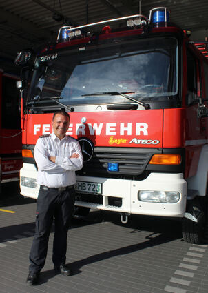 Der Kommandant der Freiwilligen Feuerwehr, Andrea Danieli, freut sich über das 100-jährige Bestehen und lädt die Oftersheimer Bevölkerung herzlich dazu ein, am langen Festwochenende vom 21. bis 22. September mitzufeiern.