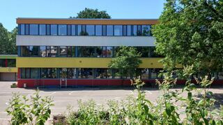 Die Zeyher-Grundschule ist in die Jahre gekommen und sollte eigentlich zur Ganztagsschule ausgebaut und entsprechend in einen neuen baulichen Zustand versetzt werden. Ob es dafür aber Geld vom Land gibt, hängt von einer Verlosung ab.