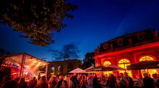Die Atmosphäre bei der Veranstaltungsreihe „Sommer im Schloss“ ist einzigartig. Die Bands spielen vor der Terrasse und hinter der Bühne geht die Sonne unter.