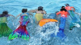 Gemeinsam tauchen alle Teilnehmenden bei einer Vorgängerveranstaltung des Meer-jungfrauenkurses in die Fluten des Brühler Freibades ab.
