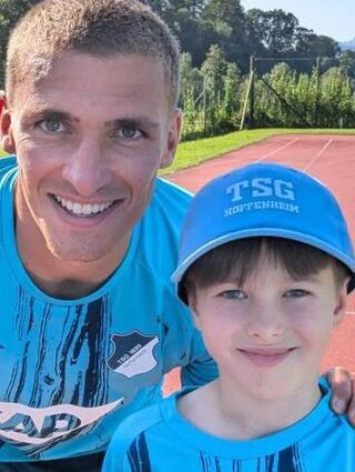 Nehmen sich Zeit für den Nachwuchs: Leo Gruhs mit Nationalspieler Grischa Prömel.