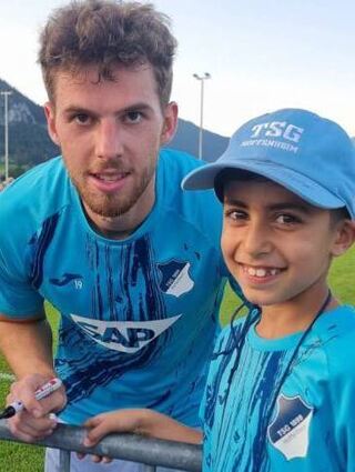 Nachwuchskicker Anas vom SV 98 mit Bundesliga-Profi Anton Stach.
