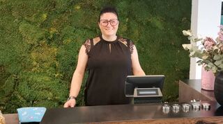 So kennen sie viele Reilinger: Eva Scarciglia in ihrem Friseurgeschäft, ihrem Lieblings-ort in der Gemeinde.