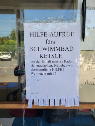 Der Aufruf zur Suche nach Helfern hängt jetzt am Eingang des Ketscher Freibades.