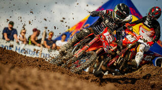 Jordi Tixier hat sich in der ADAC MX Masters Serie in Gaildorf auf Platz vier im Gesamtklassement vorgeschoben. Teamkollege Max Nagl vom Ketscher KMP Rennstall büßte unterdessen zwar 17 Punkte Vorsprung auf Rang zwei ein, führt aber weiterhin souverän vor den beiden abschließenden Rennwochenenden.