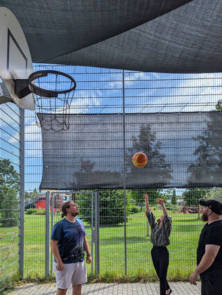 Basketball mit Blick ins Grüne: Der an die Aquadromwiese angrenzende Käfig mit dem Korb ist bei den Besuchern sehr beliebt und zu jeder Jahreszeit gut frequentiert.