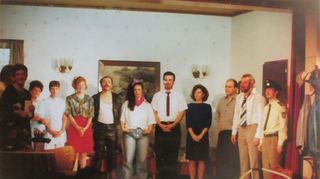 Auch das Ensemble der „Kleinen Bühne“ – hier nach der Aufführung der Komödie „Kurzschlüsse“ Ende September 1990 mit der Spielleiterin Maria Gramlich (l.) – nutzt das Gebäude.