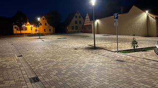 Vier LED-Leuchten setzen den ohne Baumbepflanzung noch etwas nüchtern wirkenden „Franz-Dörfer-Platz“ ins rechte Licht.