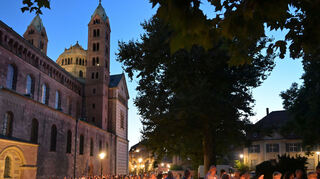 Eine wunderbare Atmosphäre: Die Lichterprozession führt in den Domgarten.