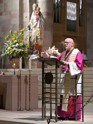 Maria Himmelfahrt im Speyerer Dom. Generalvikar Markus Magin predigt.