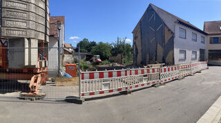 Durch die Bauarbeiten auf einem Grundstück in der Görngasse ist laut Baurechtsbehörde des Rhein-Neckar-Kreises ein Nachbarhaus (r.) massiv geschädigt worden – die Bewohner mussten wegen Einsturzgefahr dieses Wohngebäude sofort verlassen.