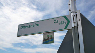 Die Leimbachroute ist durch kleine Zusatzschilder unter den offiziellen Radwegeschildern markiert – manchmal nicht ganz einfach zu erkennen, zumal es in der Region noch viele weitere Radtouren gibt.
