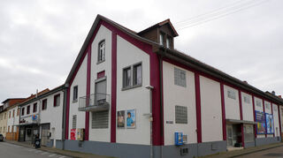 Das Central Kino (l.) steht weiterhin zum Verkauf – zusammen mit dem rund 1000 Quadratmeter großen Gebäudeensemble an der Ecke Enderle- und Lessingstraße, in dem sich zwei Wohnungen und das ehemalige zweite Kino (r.) befinden.
