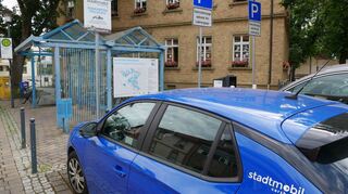 Zwischen Oftersheimer Rathaus und evangelischer Kirche gibt es bereits zwei öffentliche Ladepunkte für E-Autos sowie den Stellplatz eines der beiden konventionellen Carsharing-Autos von Stadtmobil. In den kommenden Monaten sollen beide Angebote merklich ausgebaut werden.