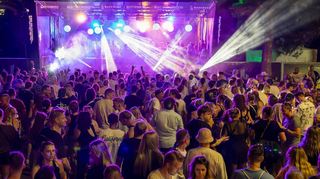 Kurz vor 22 Uhr ist die Stimmung beim Electric-Horizon-Open-Air-Festival am Siedepunkt. Felix Kröcher überzeugt die Masse der Besucher mit seinen Klängen.
