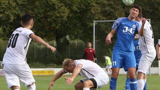Neuzugang Klemens Kinzel gewinnt zu Saisonbeginn mit dem SV 98 Schwetzingen 3:1 gegen den VfL Kurpfalz Neckarau.
