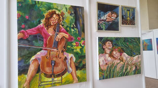 Diese Werke von Uschi Felix sind in der Ausstellung „Ein Sommernachtstraum“ in der Orangerie des Schlossgartens zu sehen.
