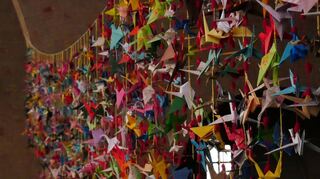 Die 1000 gefalteten Origami-Kraniche, die derzeit in der Friedenskirche St. Bernhard hängen, erzählen die Geschichte einer Japanerin, die die Atombombenabwürfe auf Hiroshima und Nagasaki überlebte.