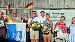 Empfang für Bronzemedaillen-Gewinner: Die Gemeinderäte Dieter Rösch (v.l.), Michael Lauer, Barbara Vogel, Bürgermeister Stefan Weisbrod, KuSG-Vorsitzende Sabine Petzold und Andrea Freier, die Vorsitzende des Reitervereins, gratulieren Philipp Stolzenberger und Ciara Schubert (vorn, mit Blumen) zu ihren Erfolgen.