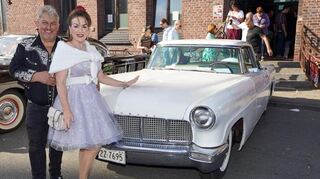 Stilecht: Peter Härtel mit seiner Gattin Bianca Biehl. Die beiden bringen den Lincoln Continental Mark II von Elvis Presley mit nach Schwetzingen.