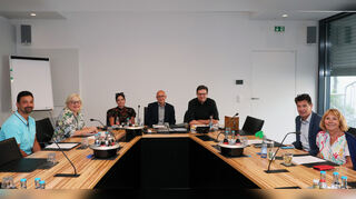 Der Gemeindewahlausschuss tagt am Montagabend: Uwe Betzwieser (v. l.), Heike Frank, Yvonn Rogowski, Oberbürgermeister Dr. René Pöltl, Matthias Jäkel, Markus Bürger und Rita Erny bestätigen die beiden Bewerber um das Amt des Oberbürgermeisters.