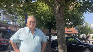 Ralf Jochen Meyer, der als Ortsvorsitzender seiner Partei über die AfD-Liste in den Gemeinderat einrückt, an seinem Lieblingsplatz in Brühl: der Bank am zentralen, baumbestandenen Lindenplatz.