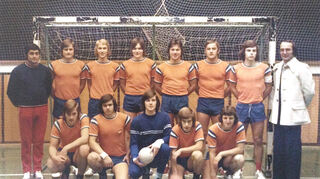 1974 auf dem Gipfel des Erfolgs: Trainer Franz Ochs (hinten, v. l.), Markus Waldherr, Hans-Peter Buse, Thomas Grambow, Klaus Wollburg, Peter Hambsch, Wolfgang Fischer, Jugendleiter Hans Schreiner sowie Klaus Wollburg (vorne, v. l.), Horst Fix, Oliver Leiberich, Hans-Jürgen Zeilfelder und Franz Lemberger.