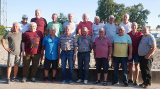 50 Jahre nach dem Gewinn der Meisterschaft kommt das Team erneut zusammen: Konrad Kemptner (hinten, v. l.), Klaus Wollburg, Peter Hambsch, Helmut Kemptner, Wolfgang Fischer, Manfred Hambsch, Franz Lemberger, Rainer Herm sowie Hans-Peter Buse (vorne, v. l.), Thomas Grambow, Hans-Joachim Zeilfelder, Hans Schreiner, Franz Ochs, Herbert Burkard, Markus Waldherr, Oliver Leiberich und Tobias Waldherr.