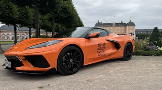 Auch so eine Corvette wird bei der Classic-Gala zu sehen sein – am Dienstag steht sie schon als Blickfang vor dem Schloss.