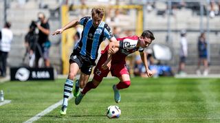 Lukas Klünter vom SV Waldhof und Said El Mala vom FC Viktoria Köln im Zweikampf am zweiten Spieltag der dritten Liga.