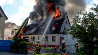 Der Dachstuhl des Wohnhauses in der Schwetzinger Straße brennt lichterloh – den Einsatzkräften der Feuerwehr ist bereits früh klar, dass der Altbau kaum noch zu retten ist.