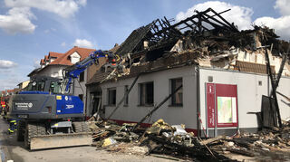 Schutt und Asche: Was mit einem Fahrzeugbrand in der Garage begonnen hat, endet damit, dass das Wohnhaus eine Ruine ist.