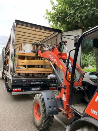 Stockbetten mal anders: Die Pflegebetten werden fachmännisch platzsparend in den Lkw geladen.