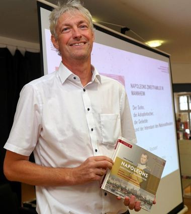 Der Marchivum-Direktor Dr. Harald Stockert befasst sich in seinem Buch mit der spannenden Geschichte von Napoleons Zweitfamilie in Mannheim.