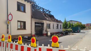 Am Tag nach dem Großbrand ist von dem Gebäude in der Schwetzinger Straße nicht mehr viel übrig.