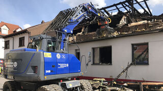 Die Baumaschine des THW beim Teilabriss des Daches.