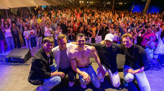 Das Abschlussfoto eines tollen Abends: Lukas Großmann (Keyboard, v.l.) Jan David (Gitarre), Sänger Valentin Findling, Andy Keller (Bass) und Christoph Schnell (Drums) vor einem super Publikum beim Eröffnungskonzert der Reihe „Sommer im Schloss“.
