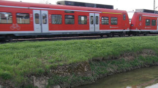 Bei Nußloch verläuft der Leimbach unmittelbar neben der Bahnstrecke - eine komplexe Ausgangslage, die den Schutz vor Überflutiungen und die Ertüchtigung der Dämme seit langem verzögert. Bereits seit 2018 ist diese Maßnahme in der Planfeststellung und wird seitdem geprüft.