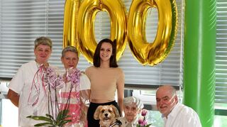 Sie feiern mit der Hundertjährigen: Ludmilla Voth (v.l.), Patricia Pressler, Janina Bordne und neben der Jubilarin Hildegard Schulz gratuliert ihr Sohn Bernd Schulz.