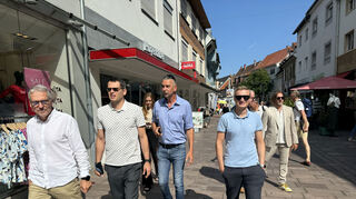 Wolfgang Leberecht (v. l.), Oliver Engert, Ralf Eichhorn, Liam Uhlig und Bodo Erken laufen mit flottem Schritt weiter zum nächsten Schaufenster zur Jurybewertung.