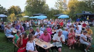 Das Fischerfest des ASV am Silzsee ist sehr gut besucht, bis in die Abendstunden reißt der Strom der Gäste nicht ab.