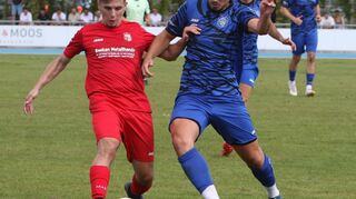 Der FV Brühl, hier mit Milot Berisha (r.), wird seinem Favoritenstatus nicht gerecht und verliert mit 1:2 gegen Türkspor.
