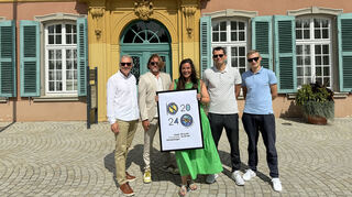 Wolfgang Leberecht (l.), Bodo Erken, Oliver Engert und Liam Uhlig bilden die Jury, die das Bild von Anna Katharina Kramer zum Sieger kürt.