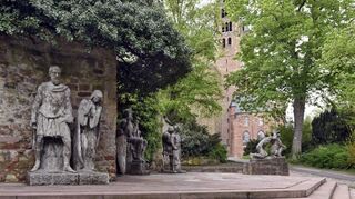 Wer vom Festplatz durch den Domgarten zur Kathedrale geht, sieht bald die von Bildhauer Ludwig Cauer aus Muschelstein geschaffene Figurengruppe der Salischen Kaiser. Links ist Konrad II. mit Gattin Gisela zu sehen, um die es in diesem Beitrag geht.
