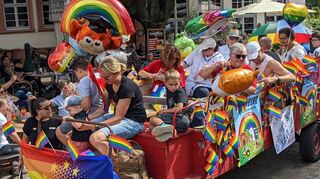 Die Initiative Dorfpride organisiert queere Paraden auf dem Land. In Ladenburg bringen sie vor zwei Jahren rund 1000 Teilnehmer auf die Straße. Die Initiative setzt sich für die Rechte und Sichtbarkeit der queeren Menschen auch im Kleinstädtischen ein.