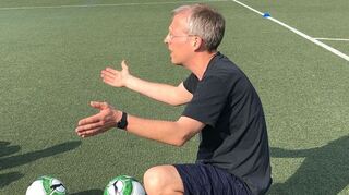 Christopher Paul in Aktion bei seinem alltäglichem Geschäft: Er coachte schon nahezu alle Fußballjugenden der SG Oftersheim und erhielt nun sogar den Titel „Amateurcoach des Jahres“.