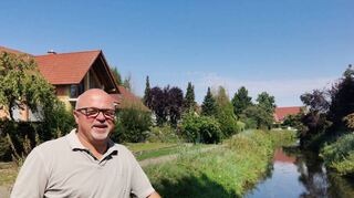 Auf der Brücke über den Kraichbach genießt Michael Lauer die absolute Ruhe und beobachtet gerne die Fische.